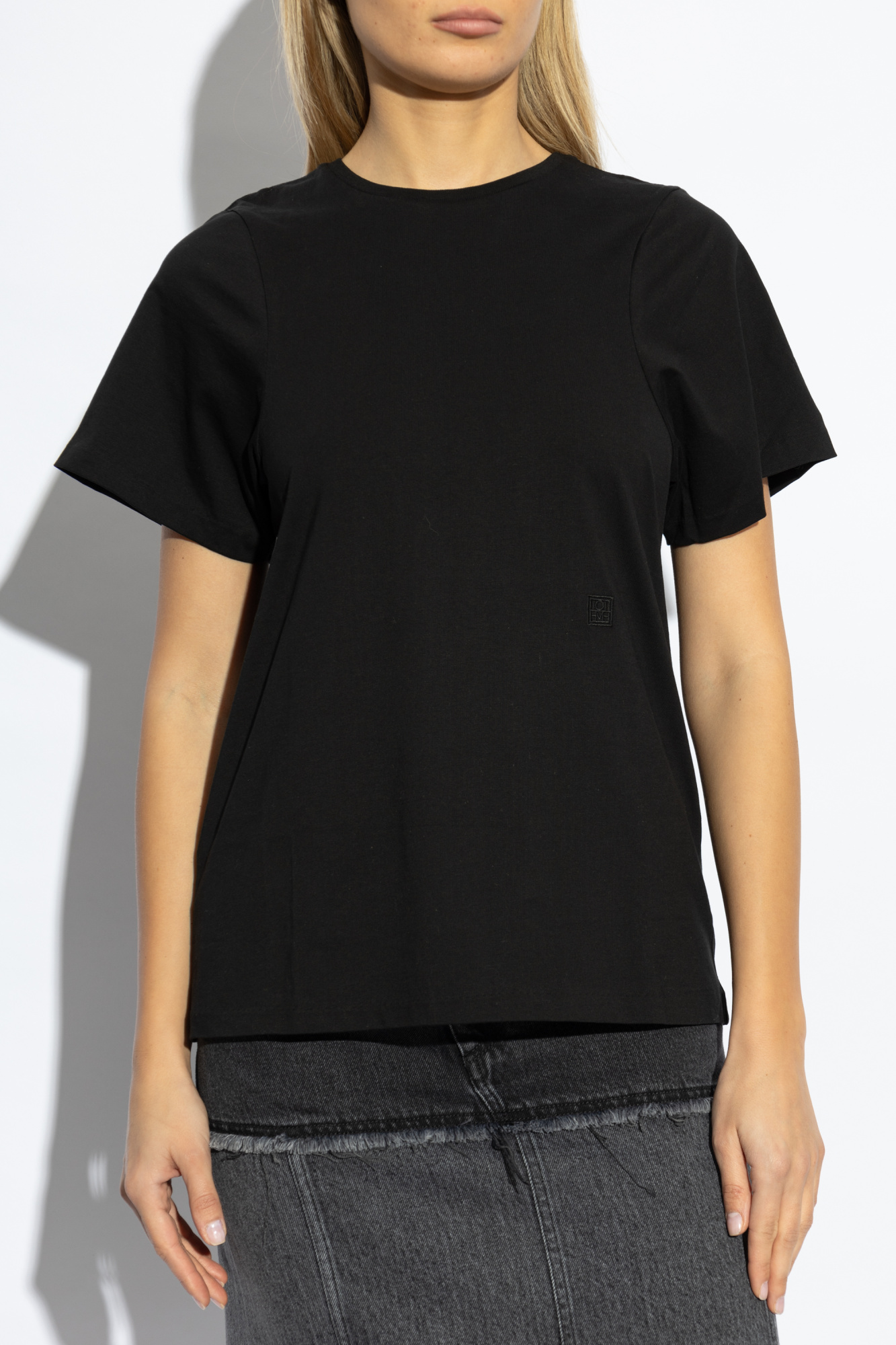Tシャツ・カットソー TOTEME Woman T-Shirt Black 241WRT1459FB0094 001 Totême - Black Curved Seam Cotton T-Shirt | Mitchell Stores